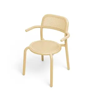 Beige stol med perforeret sæde og ryglæn, integrerede armlæn og runde ben. Minimalistisk design.