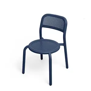Moderne blå stol med rund, perforeret sæde og ryglæn. Minimalistisk design uden armlæn.