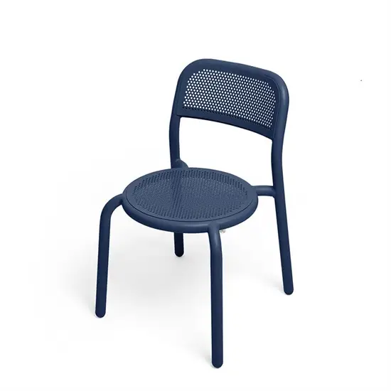 Moderne blå stol med rund, perforeret sæde og ryglæn. Minimalistisk design uden armlæn.