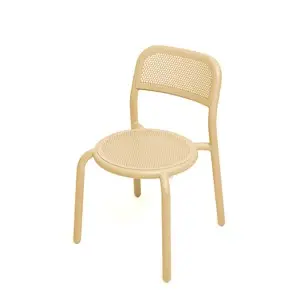 Beige stol med rundt sæde, buet ryglæn og perforeret mønster. Uden armlæn, understøttet af fire ben.