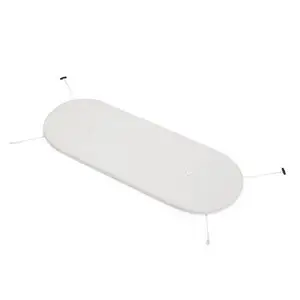 Hvid oval pude med knapper og snore til fastgørelse. Designet til udendørs brug.