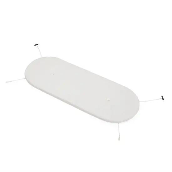 Hvid oval pude med knapper og snore til fastgørelse. Designet til udendørs brug.