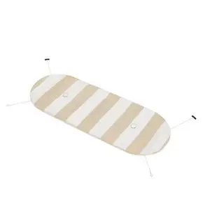 Beige og hvidstribet pude med runde ender, to knapper og bindesnore til fastgørelse på bænke.