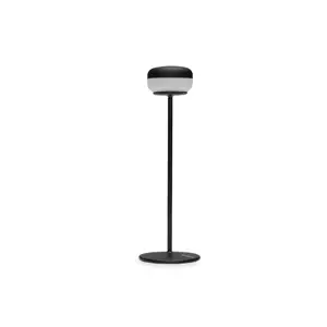 Sort, trådløs lampe fra Fatboy med rund base og slank stang. Minimalistisk design.