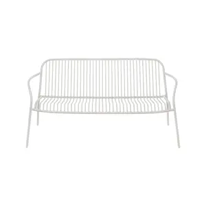 Minimalistisk lounge sofa i silk grey med tråddesign, parallelle stænger og integrerede armlæn.