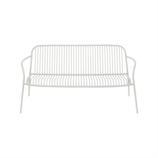 Minimalistisk lounge sofa i silk grey med tråddesign, parallelle stænger og integrerede armlæn.