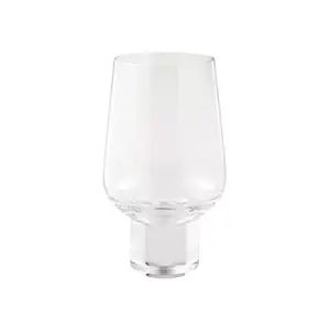 Glasset er bredere foroven, smalner mod den cylindriske bund, lavet af klart glas.