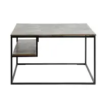 Firkantet sofabord med glat top og hylde, åben metalramme, minimalistisk design.