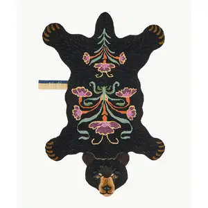 Doing Goods - Sort bjørne tæppe - Blooming Black Bear - Large - 143x97 cm