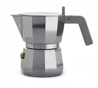 Grå Alessi espressomaskine med ottekantet form, tud og håndtag til brygning af en kop kaffe.