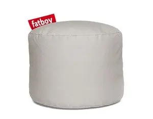 Rund, lys grå puf med "fatboy"-mærke, enkel og moderne stil.