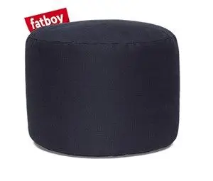 Rund mørkeblå Fatboy puf med rød "fatboy" label i øverste venstre hjørne.