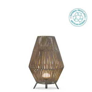Dekorativ gulvlampe med lodrette slats og tre ben, lavet af genbrugsmateriale.