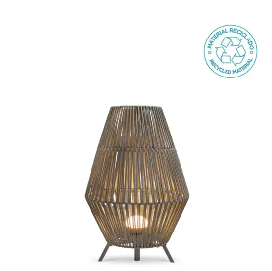 Dekorativ gulvlampe med lodrette slats og tre ben, lavet af genbrugsmateriale.