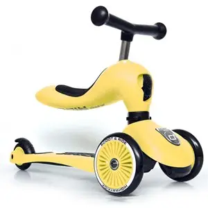 Gul børnescooter med sæde, tre hjul for stabilitet og styr.