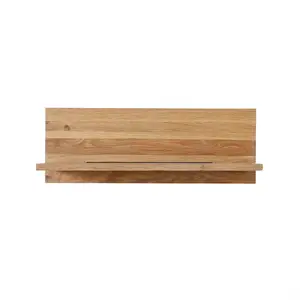 Rektangulær træhylde med naturlig træstruktur og bagpanel til vægmontering.