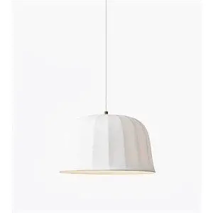 Kurvet pendellampe med hvid, halvgennemsigtig skærm. Minimalistisk og elegant design.