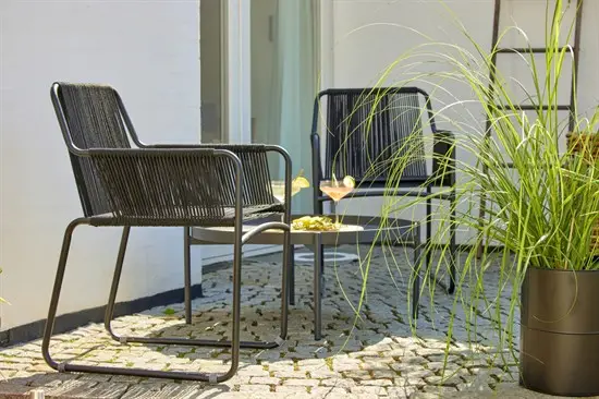 Friis Furniture - Havestol - Anna - sort flet og sorte ben