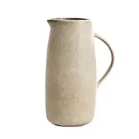 Høj, cylindrisk kande med smal tud og rundet hank. Mat tekstur i naturlig farve.
