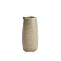 Cylindrisk kande med glat overflade og tud til hældning, fra Muubs - Kande Mame S - Østers.