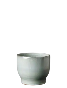 Knabstrup Keramik urtepotteskjuler med blank finish, afrundet form og flared kant.