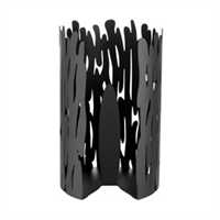 Sort cylindrisk køkkenrulleholder med abstrakt udskæringsmønster.