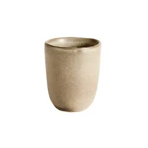 Kop med cylindrisk form, mat finish og naturlig jordfarve. Enkel og moderne stil.