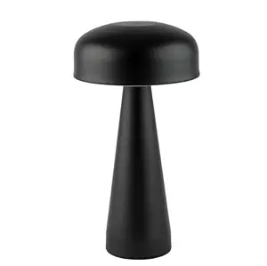 Sort bordlampe med rund top og konisk base, slankt og moderne design.