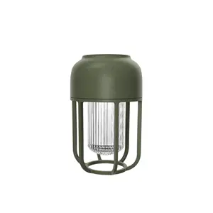 Udendørslampe i laurbærgrøn med cylinderdesign, ribbet glas og bur-lignende ramme.