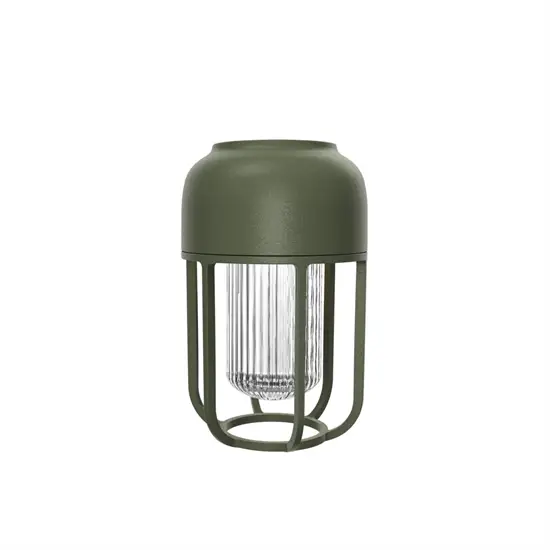 Udendørslampe i laurbærgrøn med cylinderdesign, ribbet glas og bur-lignende ramme.