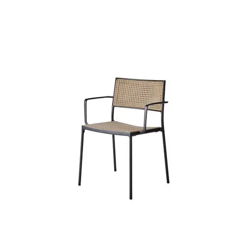 Stol med slankt metalstel, vævet sæde og ryglæn, samt indbyggede armlæn i minimalistisk stil.