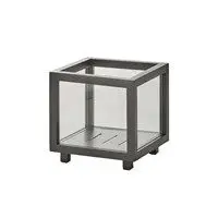 Lille firkantet lanterne med glas på alle sider, let hævet design.