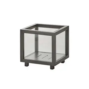 Lille firkantet lanterne med glas på alle sider, let hævet design.