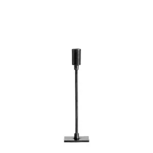 Slank lysestage med cylindrisk top og firkantet base, minimalistisk design.