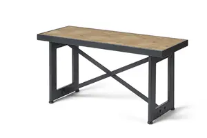 Bænk med rektangulær træoverflade og metalramme med krydsstiver og rektangulære ben.