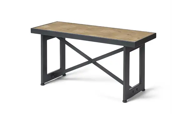 Bænk med rektangulær træoverflade og metalramme med krydsstiver og rektangulære ben.