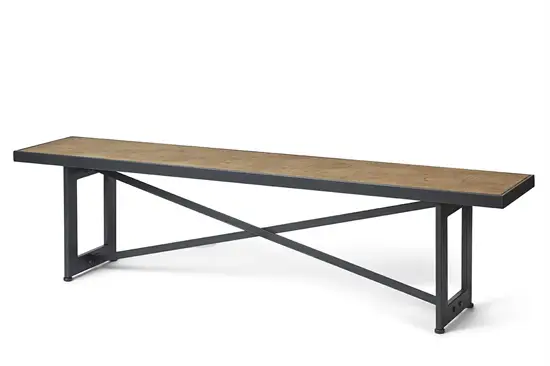 Bænk med rektangulær trætop og metalramme med krydsstiver, moderne og enkel stil.