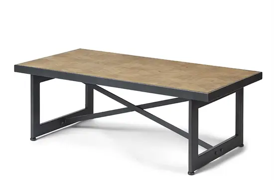 Rektangulært bord med træoverflade og sort metalramme. Lige ben med krydsstiver.