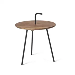 Lille bord med rund træbordplade, tre sorte metalben og et sort håndtag i midten.
