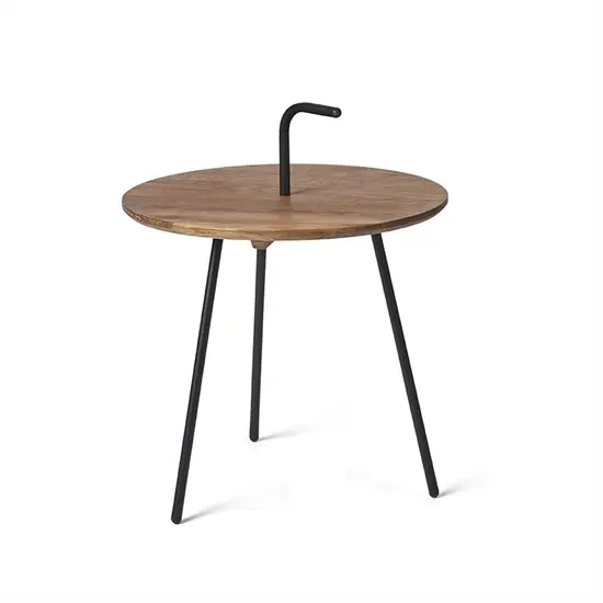 Lille bord med rund træbordplade, tre sorte metalben og et sort håndtag i midten.