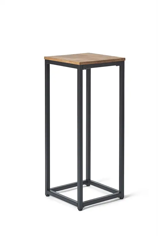 Piedestal med firkantet trætop og åben metalramme, moderne design.