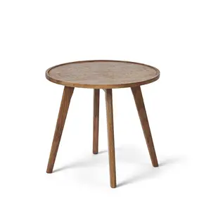 Rundt træbord med glat overflade og fire let skråtstillede ben.