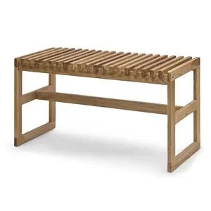 Træbænk med lameller og åbne sider, minimalistisk design i lyst træ.
