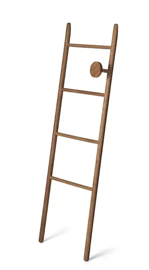 Tøjstativ i egetræ, stigeformet med flere tværstænger og en rund knage.