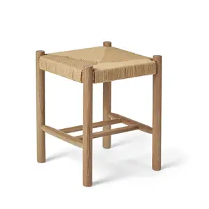 Taburet med vævet sæde, synlig tekstur, runde ben og horisontale støttebjælker.