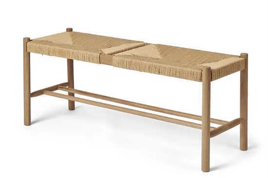 Bænk med vævet sæde opdelt i to, træramme, cylinderben og støttebjælker, naturlig finish.