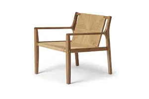 Stol med træramme og flet, armlæn og moderne design.