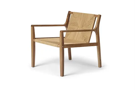 Stol med træramme og flet, armlæn og moderne design.