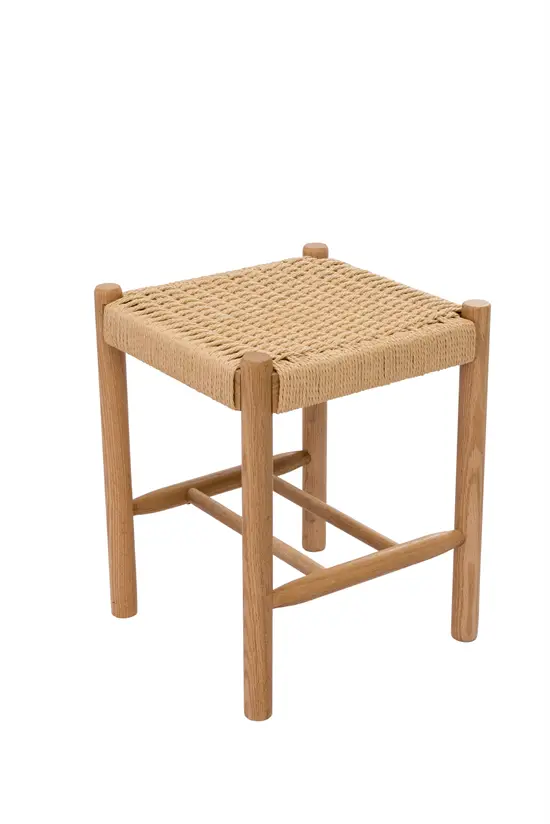 Taburet med flettet sæde og træramme, fire ben og horisontale støtter for stabilitet.