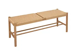 Bænk med vævet sæde, opdelt i to. Træramme, cylindriske ben og vandrette støttebjælker.